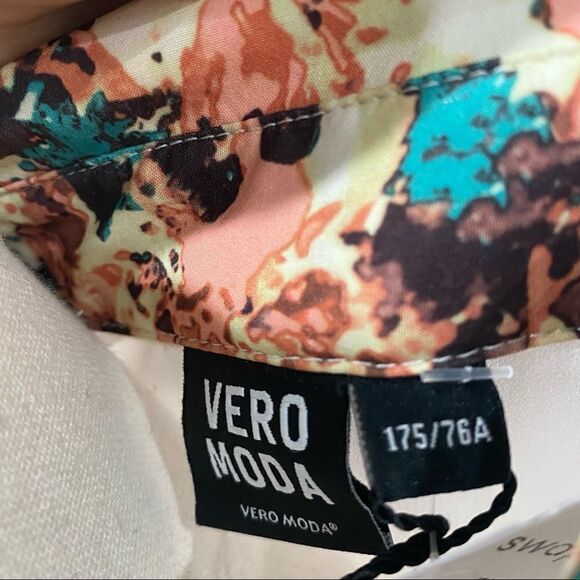 VERO MODA Floral Print & Cream Button Up Romper - Picture 8 of 9